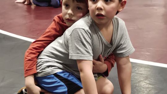 Little wrestlers paying attention