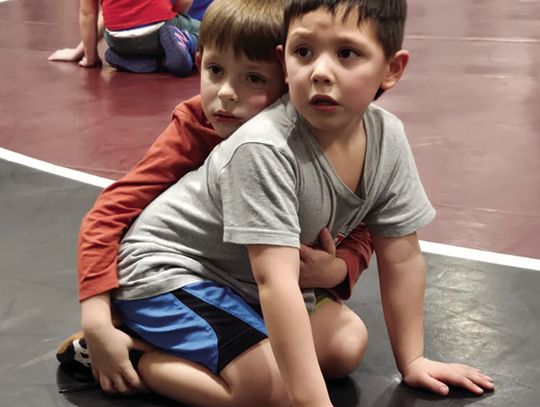 Little wrestlers paying attention